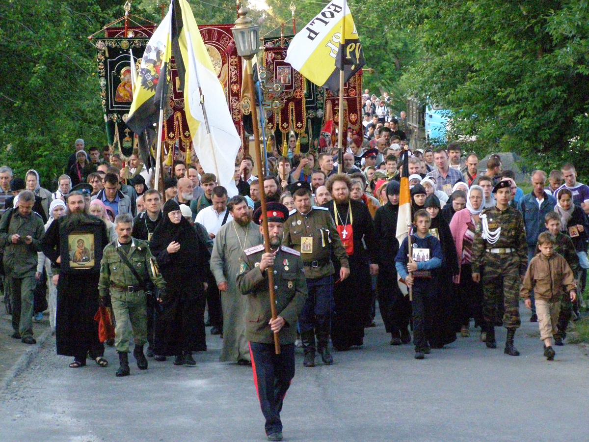 Крестный ход, посвященный памяти царской семьи, прошел от Екатеринбурга до  Ганиной ямы. В памятном шествии приняло участие около 70-ти тысяч человек -  Церковь Успения Богородицы » НОВОСТИ » Церковь Успения Богородицы