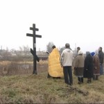 Image for «Крест здесь будет стоять всегда!» На Святом озере под Костромой восстановлен крест, спиленный вандалами