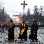 Image for Монахи Киево-Печерской лавры встали в Киеве между митингующими и «Беркутом» (+ВИДЕО)